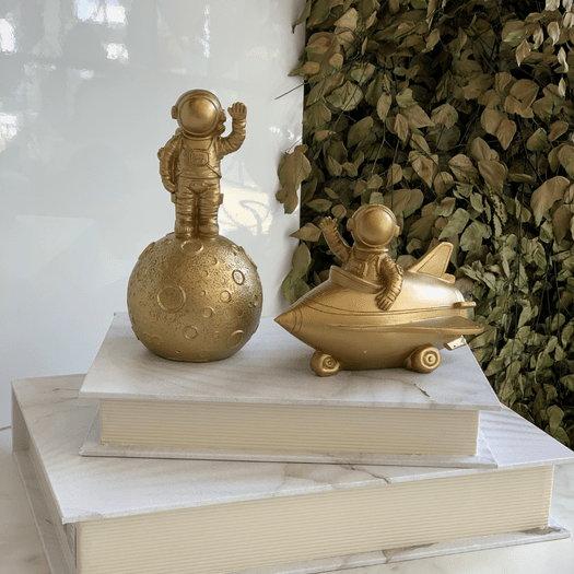 Escultura Astronauta Foguete Decorativo Dourado 14,5cm