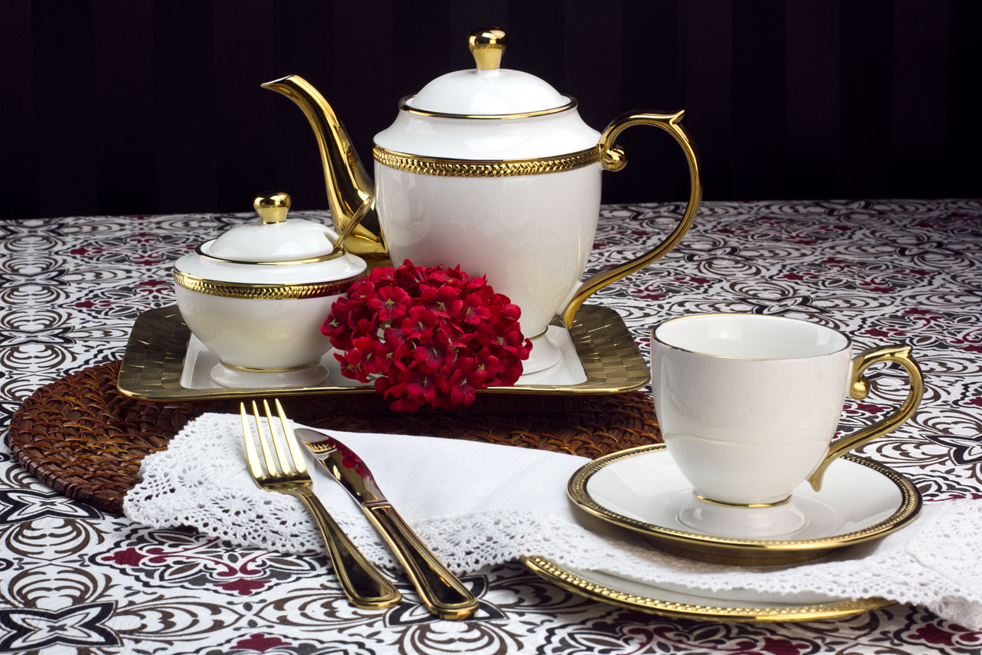Conjunto para Chá Bule Açucareiro Leiteira Porcelana Paddy Branco e Dourado  3 Peças