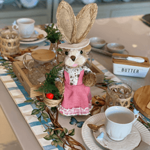 Coelha de Páscoa Decorativo com Roupa Rosa e Chapéu 35cm